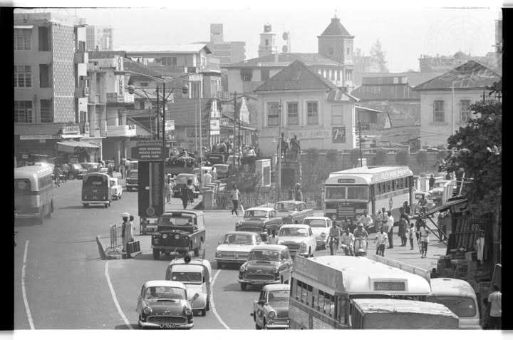 ASIRIMagazine's tweet image. Idumota Square, Lagos Island (Street Scene)
A closer look unveils the famous “Solider Idunmota Cenotaph” in the middle of the photo
Date: 01/01/1963
Time: 12:18 Noon
Credit: UN Photo/Prasad Ranganata
#ASIRIMagazine #HistoryOfLagos #nigeriahistorymatters #DigitalArchive