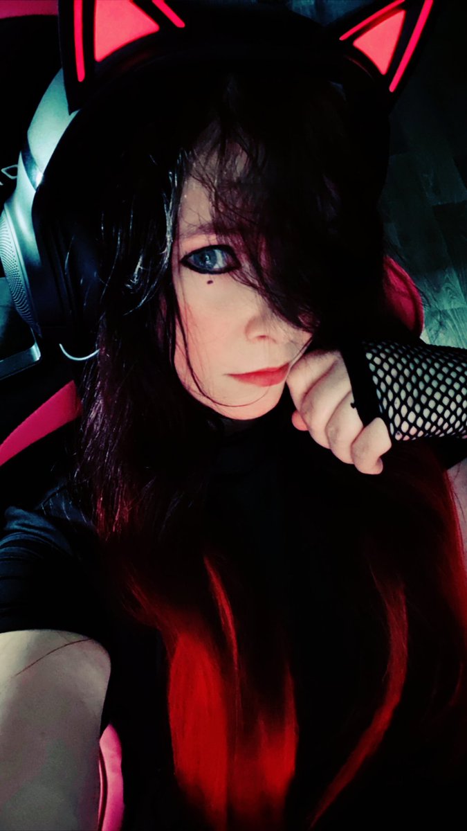 NiniCherryPop's tweet image. Oui, j’ai un casque Neko. Oui, je suis goth. Oui, j’ai mon petit côté emo… et alors ? Je suis la cerise ténébreuse qui s’assume pleinement, sans avoir besoin de porter un masque 🍒🖤