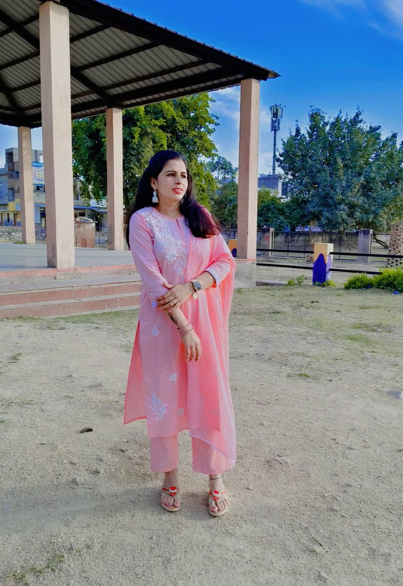 कभी किसी को कमजोर मत समझो,
सोने के आभूषण अक्सर लोहे की तिजोरी में रखे जाते हैं....!!