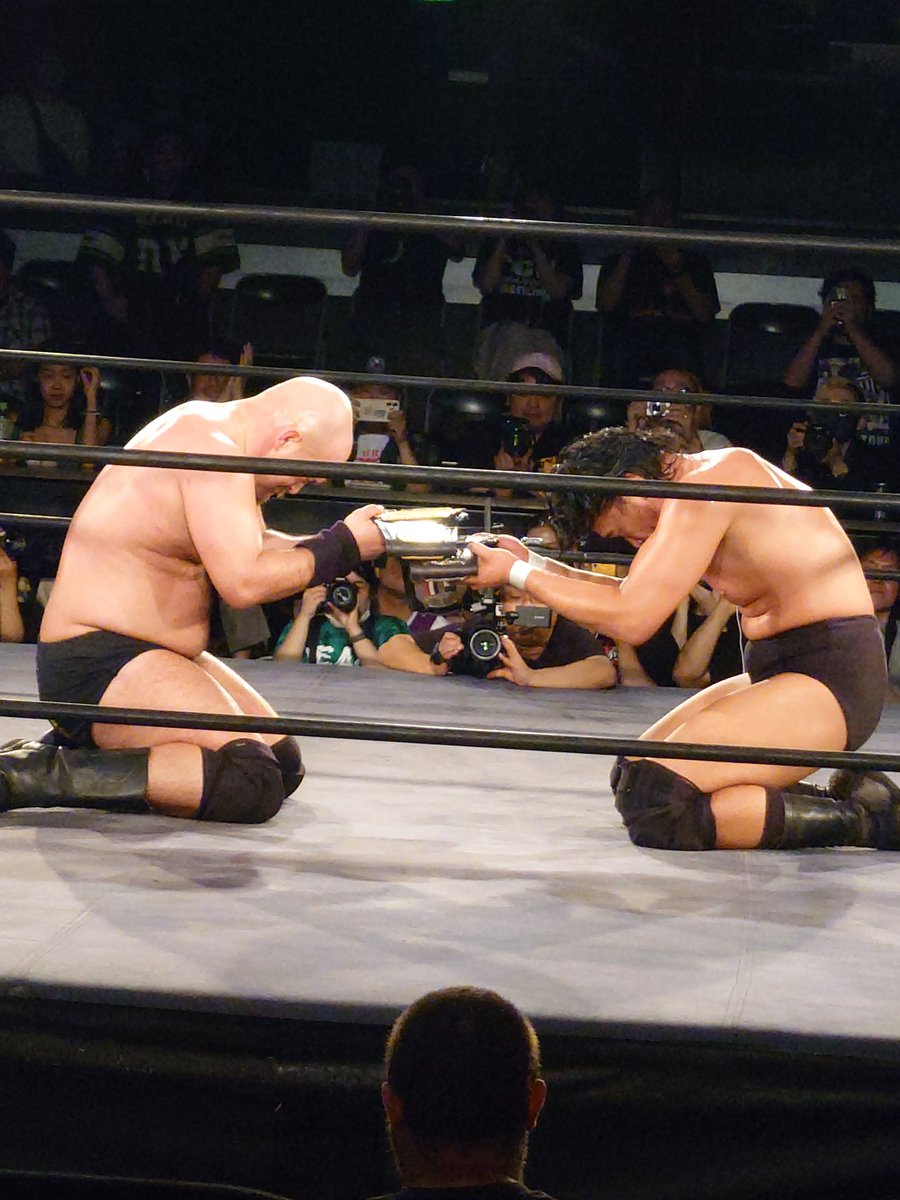 isuzu_ramen's tweet image. 試合後、お互いのベルトを突き合わせて座礼

#GameChangerWrestling 
#gcwjapan 
#GCW
#ddtpro
#樋口和貞
#1Calledmanders