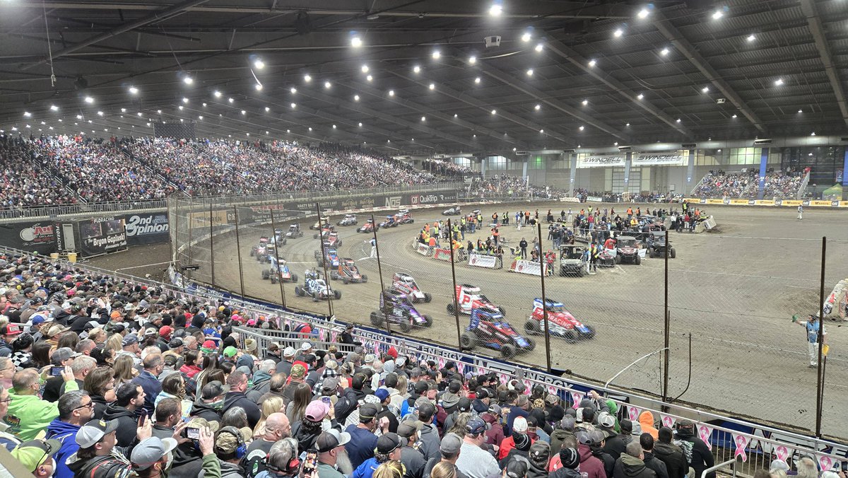 Unpaid1ntern's tweet image. Chili Bowl is absolutely a bucket list race for me to attend one day. It looks like so much fun😭