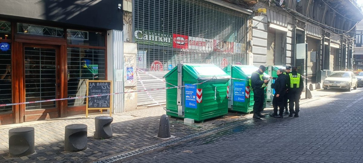 LT8am830's tweet image. #TodosEnLaOcho Sarmiento entre Córdoba y Santa Fe: "En los alrededores de los contenedores se encontraron unas 20 vainas servidas. Entre dos mesas del bar sobre calle Sarmiento, a pocos metros de LT8, también hay vainas servidas en la vereda. El tránsito está cortado @maxiklan