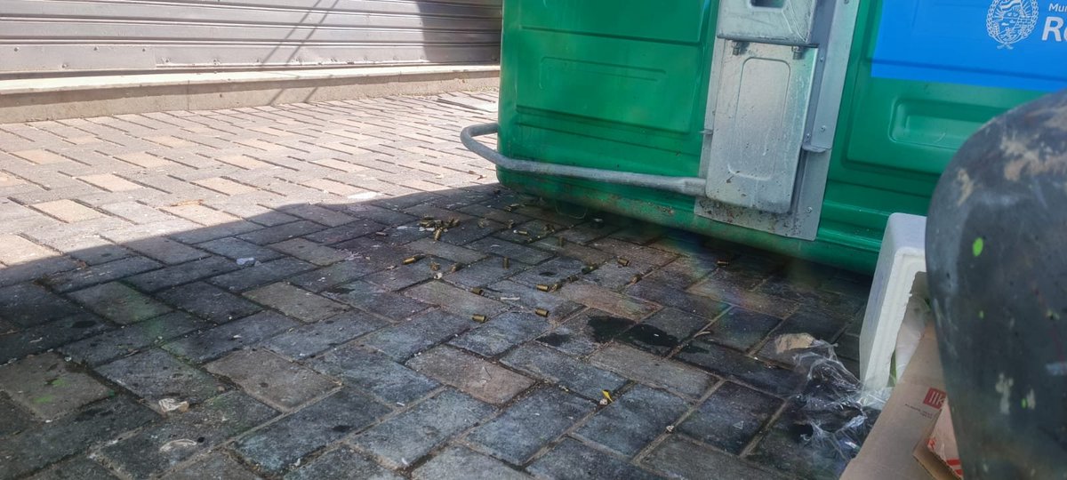 LT8am830's tweet image. #TodosEnLaOcho Sarmiento entre Córdoba y Santa Fe: "En los alrededores de los contenedores se encontraron unas 20 vainas servidas. Entre dos mesas del bar sobre calle Sarmiento, a pocos metros de LT8, también hay vainas servidas en la vereda. El tránsito está cortado @maxiklan