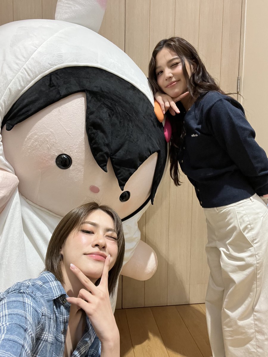 emiamily's tweet photo. ขอบคุณทุกคนที่มาหา เอมี่บอนนี่เอนี่ วันนี้นะค้า คนเยอะมากๆยูกหนูดีใจดีดสุดๆ อุนยายแจกหนมตลอดทางเลย กินหมดอ้วมขึ้นแน่ๆ🧡_💜 ไว้เจอกันใหม่นะค้าบบ🫶🏼

 #มหกรรมนิยายนานาชาติ2025xEB https://t.co/JDeiS8uaYV