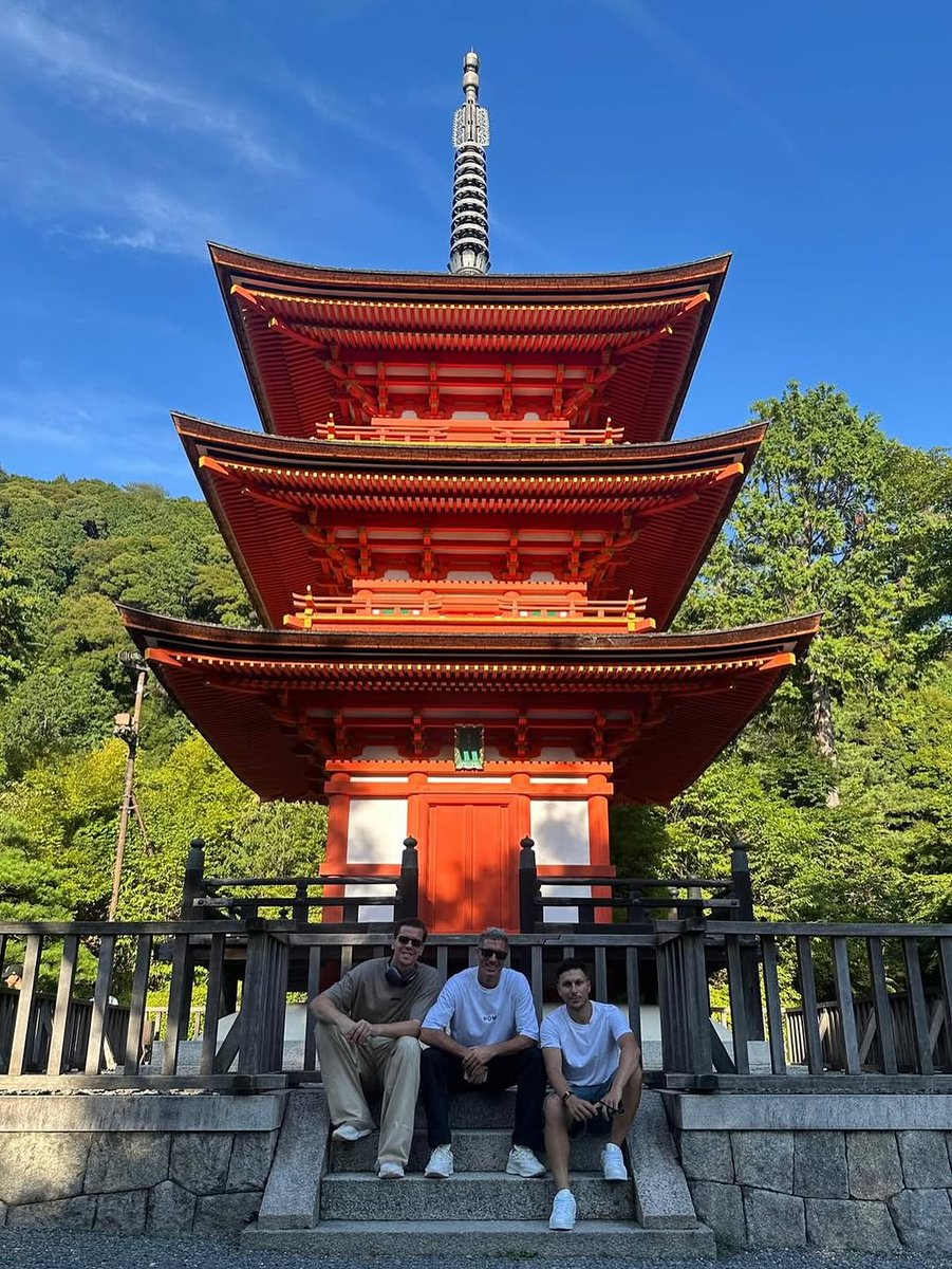 oss_roby's tweet image. ルーニーが観光を共にしてるのが何で大人のポーランドコンビなのか笑