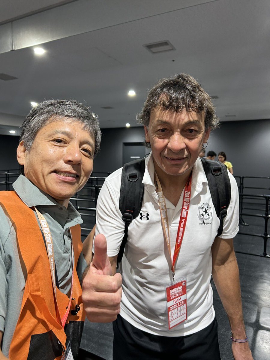 footbrainMC's tweet image. じゃあ、も一回❣️
神様ジーコ🥰
さあ、ここで問題です
もう一枚の写真の方は誰でしょう?
おりは、この人も大好き💕
昔のユニフォームも持ってる🥰
ヒントなし‼️