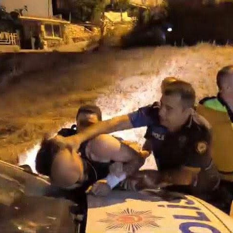 asayisberkemal0's tweet image. Bursa'daki yangına ilişkin FETÖ'den ihraç edilen eski asker Ufuk A.'nın gözaltı ifadesi:
2021 yılında astsubaylıktan ihraç edildikten sonra ailem ile aram bozuldu evden atıldım.
Ömür boyu cezaevine girmek istedim. Benzin aldım, ağaçları tutuşturdum. (Sabah)