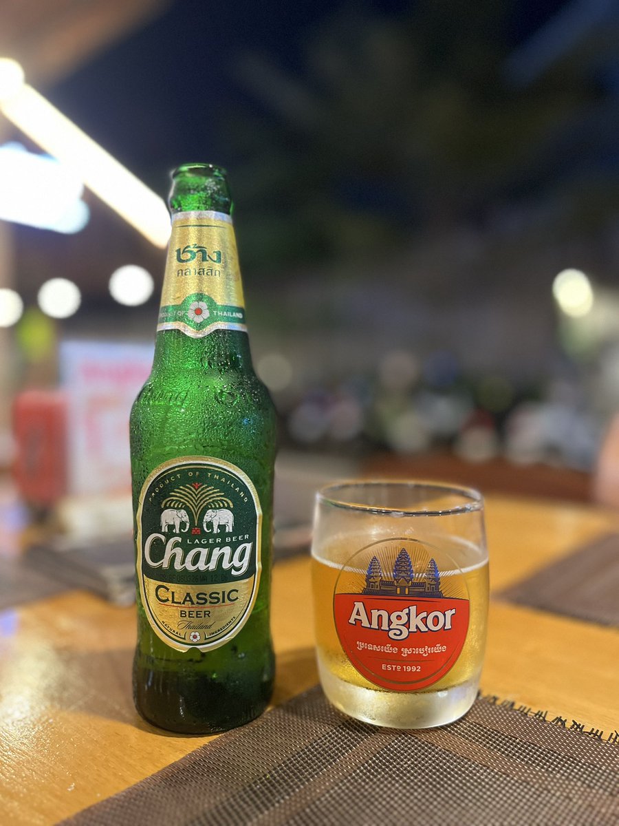 CambodiaNote's tweet image. 今日のビールはBeer Cahng🍺
プロモーションだと言うので頼んだらグラスはAngkor。