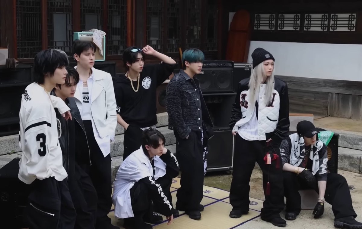 onibunni3's tweet image. 건달 사이에 섹시 포즈 취하신 분 뭐지
