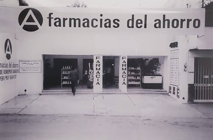 cronicabanqueta's tweet image. HISTORIAS FARMACÉUTICAS
Farmacias del Ahorro es una cadena mexicana de farmacias fundada en 1991 por Maximiliano Leonardo Asturias y su hijo Antonio Leonardo Castañón. Comenzaron con el nombre de Farmacias Regia y luego decidieron modernizar el concepto y expandirse bajo el…