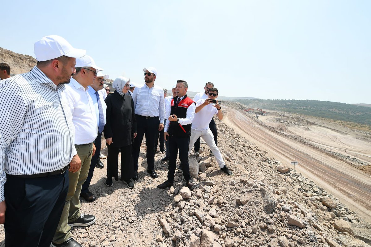TC_Balikesir's tweet image. 📍Gönen TDİOSB 

Vali İsmail Ustaoğlu, AK Parti Genel Başkan Yardımcısı ve Balıkesir Milletvekili Belgin Uygur, Balıkesir Milletvekilleri Dr. Mustafa Canbey, Ali Taylan Öztaylan ve Ekrem Gökay Yüksel ile diğer ilgili katılımcılar Gönen Tarıma Dayalı İhtisas Sera Organize Sanayi…