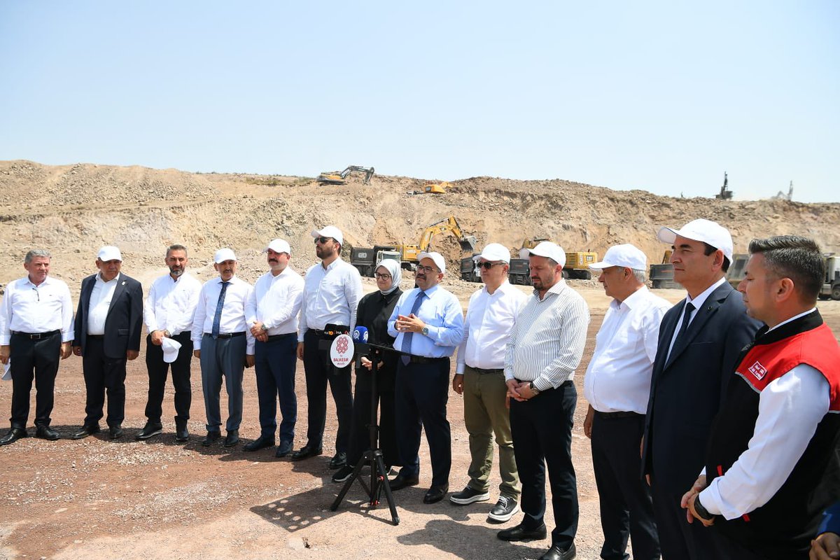 TC_Balikesir's tweet image. 📍Gönen TDİOSB 

Vali İsmail Ustaoğlu, AK Parti Genel Başkan Yardımcısı ve Balıkesir Milletvekili Belgin Uygur, Balıkesir Milletvekilleri Dr. Mustafa Canbey, Ali Taylan Öztaylan ve Ekrem Gökay Yüksel ile diğer ilgili katılımcılar Gönen Tarıma Dayalı İhtisas Sera Organize Sanayi…