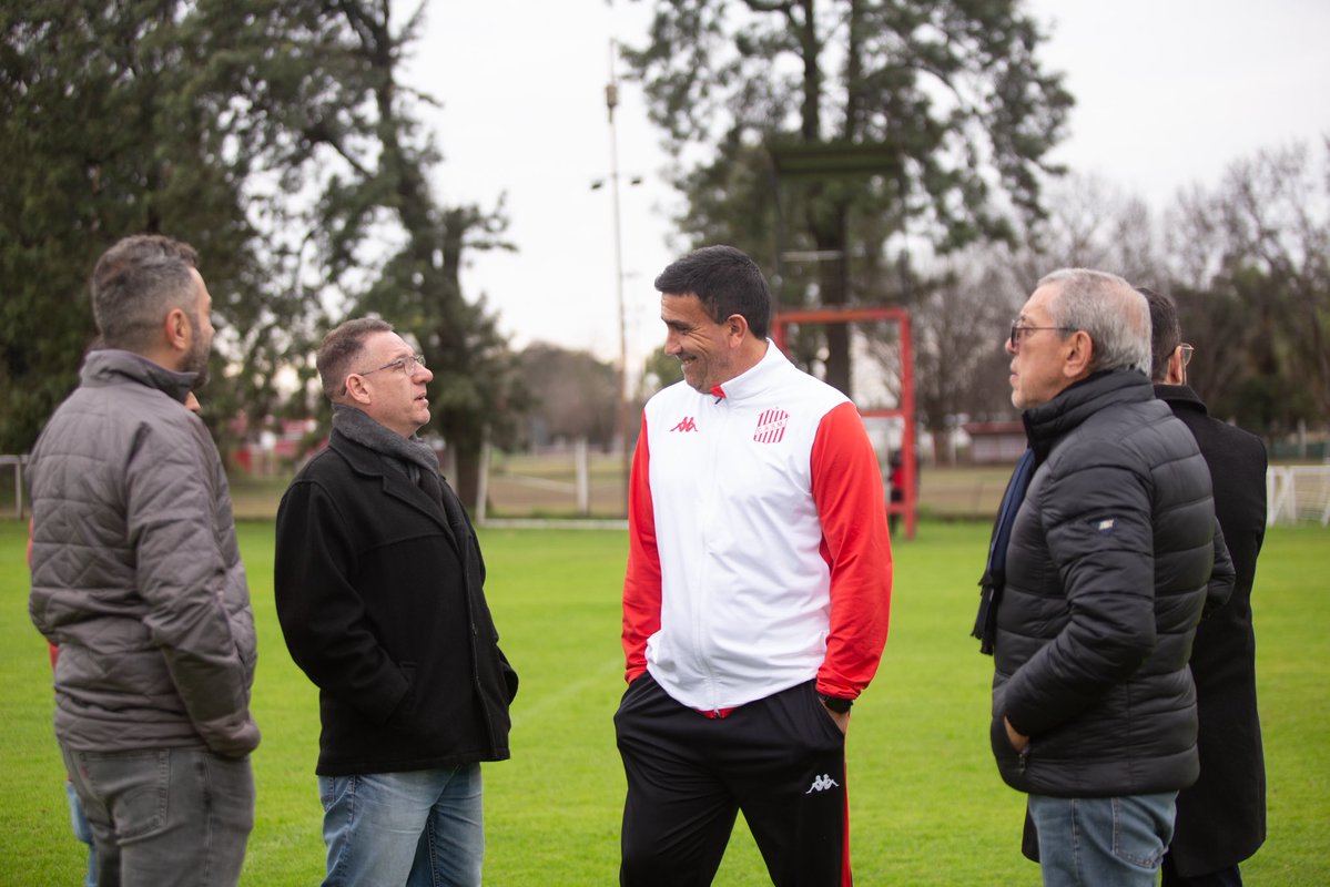 CASMOficial's tweet image. 🔴⚪️ #PrimeraNacional
Desde el Club A. San Martín le damos la bienvenida a Mariano Campodónico y a su cuerpo técnico, que desde hoy asumieron la conducción del plantel profesional.
¡Éxitos, Mariano! 🇦🇹
#VamosCiudadela