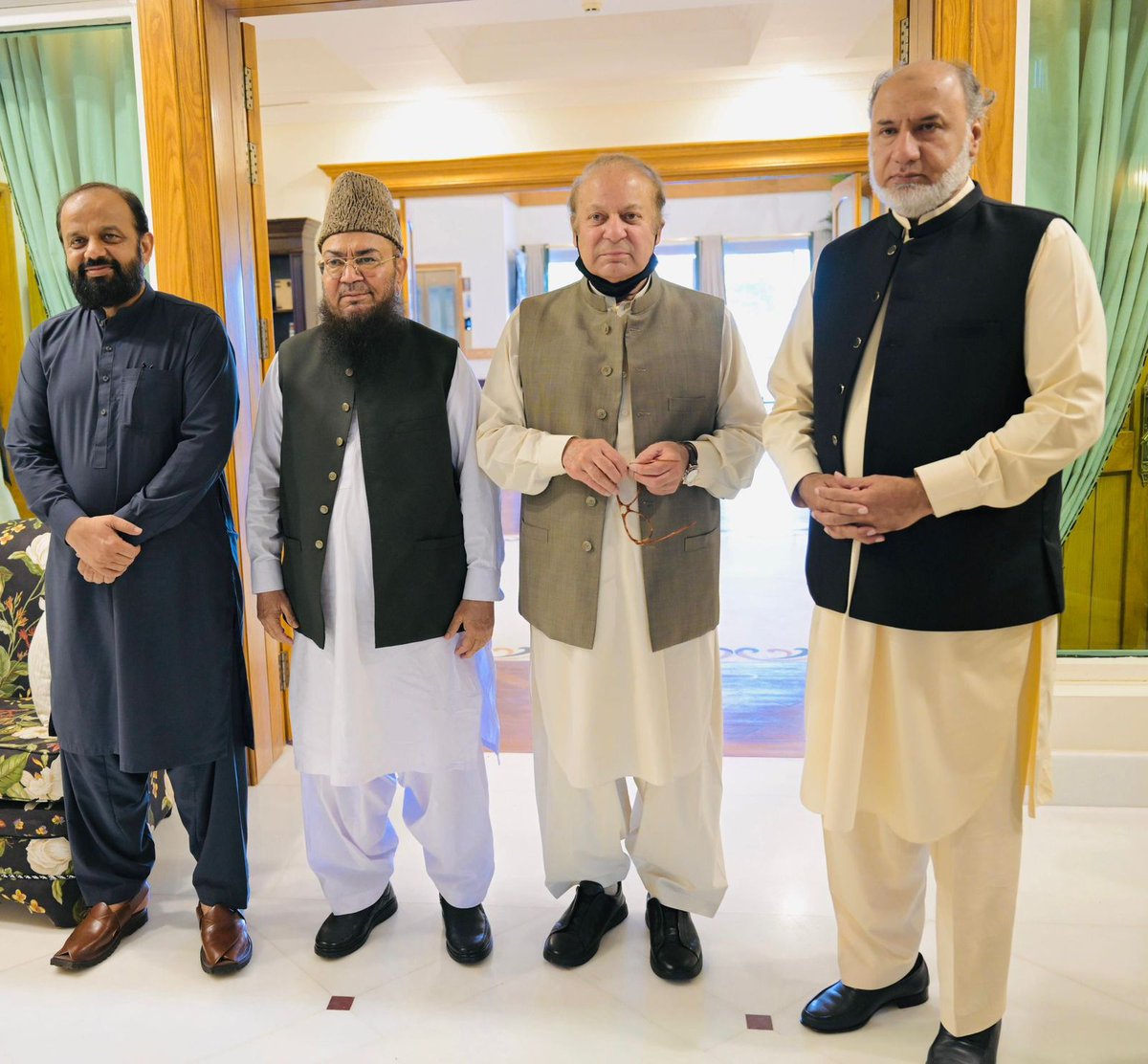 waleedQu15's tweet image. صدر مسلم لیگ ن محمد نواز شریف سے سینیٹر حافظ عبدالکریم کی ملاقات
صدر مسلم لیگ ن نے سینیٹر منتخب ہونے پر مبارک دی , حافظ عبدالکریم نے مرکزی جمیعت اہلحدیث پاکستان کی طرف سے صدر مسلم لیگ ن، وزیراعظم پاکستان اور وزیر اعلی پنجاب کا شکریہ ادا کیا