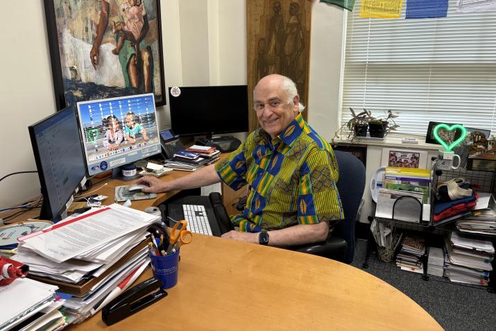 DukeMedSchool's tweet image. Dr. Dennis Clements has retired after 50+ years at Duke, including a founding role at @DukeGHI and decades of teaching global health. His office is a museum of memories, from conference lanyards to student thank-you notes.
🔗 Read more about his legacy: globalhealth.duke.edu/news/memories-…