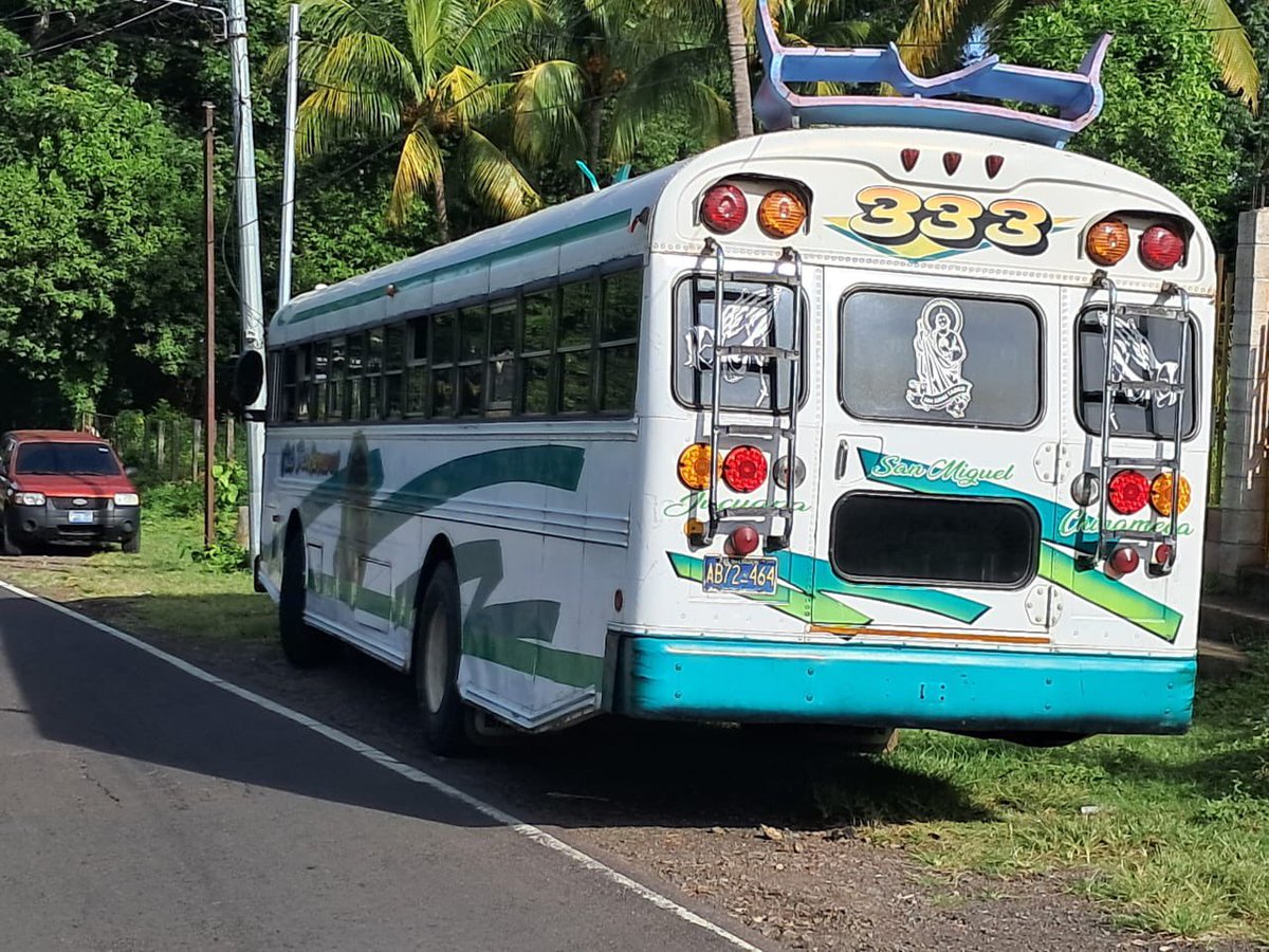 PNCSV's tweet image. Varias personas resultaron lesionadas en un accidente de tránsito, donde un vehículo particular invadió el carril de un bus con el que chocó, en la calle a Jucuapa, en las cercanías de la colonia Esmeralda en Chinameca, San Miguel Oeste.
Todos fueron trasladados al hospital…