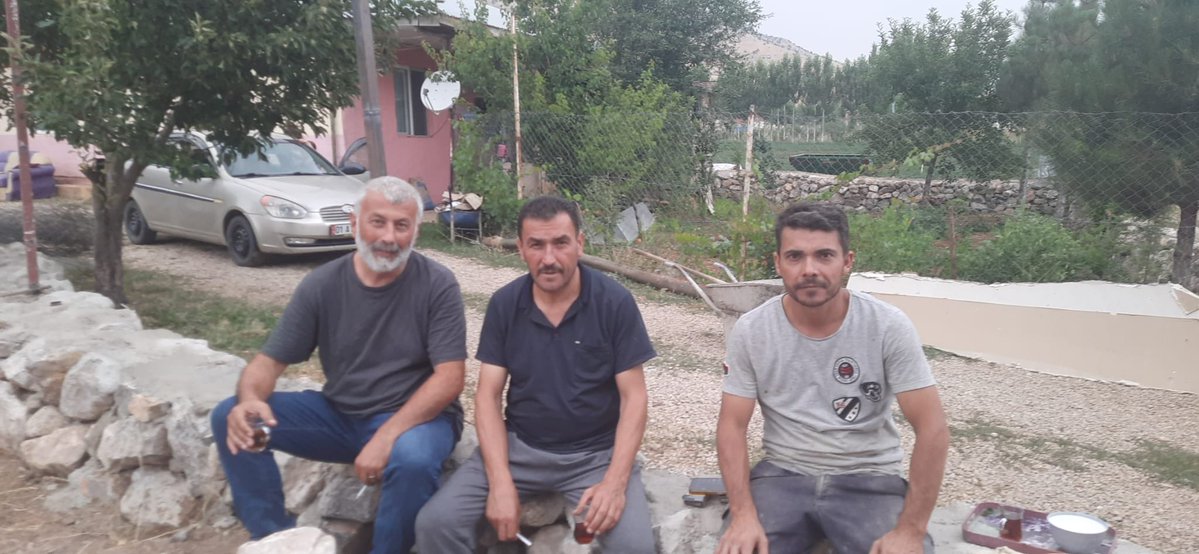Basaranaksu_'s tweet image. Sabancı tarlalarına, Fernas emeklerine çöktü. Ama onlar boyun eğmediler, onurla şerefle direndiler. Tufanbeyli işçisi ve köylüler holdinglerin zulmünü yaşamış istisnasız. Geç öğrenmişler ama düşmanı net tanıyorlar artık.
Vaha bu insanlar. İyi ki tanıdık.