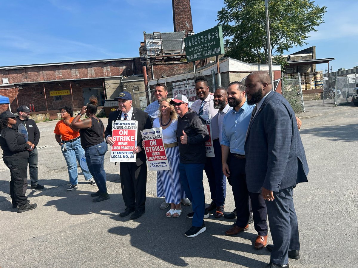 VoteWorrell's tweet image. I&apos;m happy to stand in solidarity with Teamsters Local 25 on the picket line. Our private waste workers are essential to keeping our city clean, especially at big buildings in our neighborhoods. Republic Services needs to do the right thing, and increase its workers pay &amp;amp; benefits