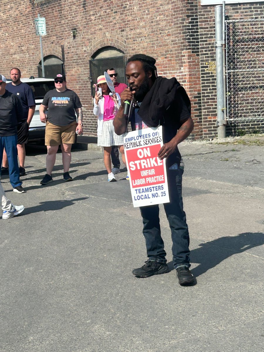 VoteWorrell's tweet image. I&apos;m happy to stand in solidarity with Teamsters Local 25 on the picket line. Our private waste workers are essential to keeping our city clean, especially at big buildings in our neighborhoods. Republic Services needs to do the right thing, and increase its workers pay &amp;amp; benefits