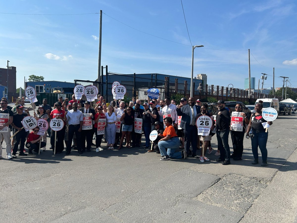 VoteWorrell's tweet image. I&apos;m happy to stand in solidarity with Teamsters Local 25 on the picket line. Our private waste workers are essential to keeping our city clean, especially at big buildings in our neighborhoods. Republic Services needs to do the right thing, and increase its workers pay &amp;amp; benefits
