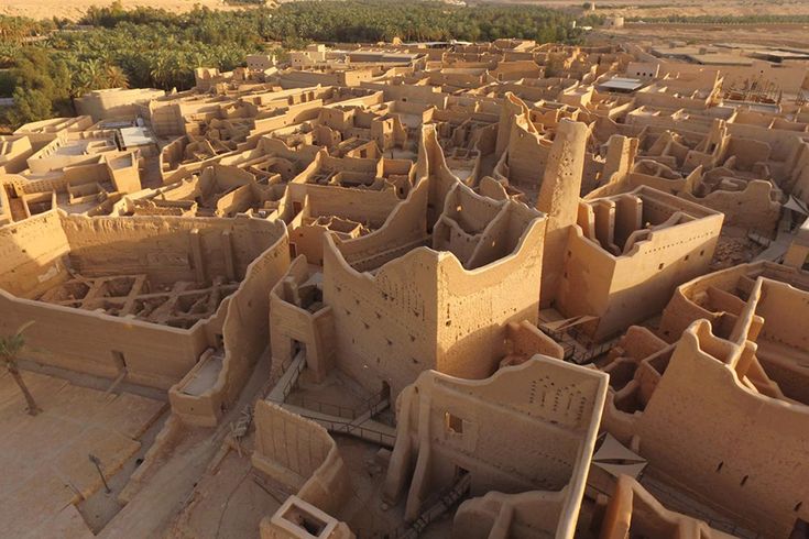 Arch_Alzayd's tweet image. حين استنكرت المدينة الأم أبناءها !!
بقلم : موئل معماري
لم تعد المدن تبتسم لسكانها كما كانت بل شيء ما انكسر، لا في الأرصفة فحسب، بل في العلاقة العاطفية بين الإنسان و المكان حتى صرنا نعيش في مدن تؤدي الوظيفة، لكنها لا تتذكّرنا.
مدن تعمل بلا روح، و تخدم بلا ذاكرة، و تبني بلا هوية،…