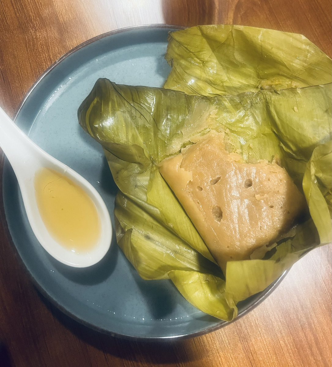 Vikrchan's tweet photo. Halasina gaTTi ( jackfruit steamed in teak leaves ) , Heerekayi dose , goli baje . Goli bajeeeeeeeeees❤️❤️
Tried goli baje with the honey that came with gaTTi . It was superb while sipping in a straang kaapi on the side .. thank me later ..
Cafe Udupi Ruchi @ Jayanagar https://t.co/dyIy083nX7