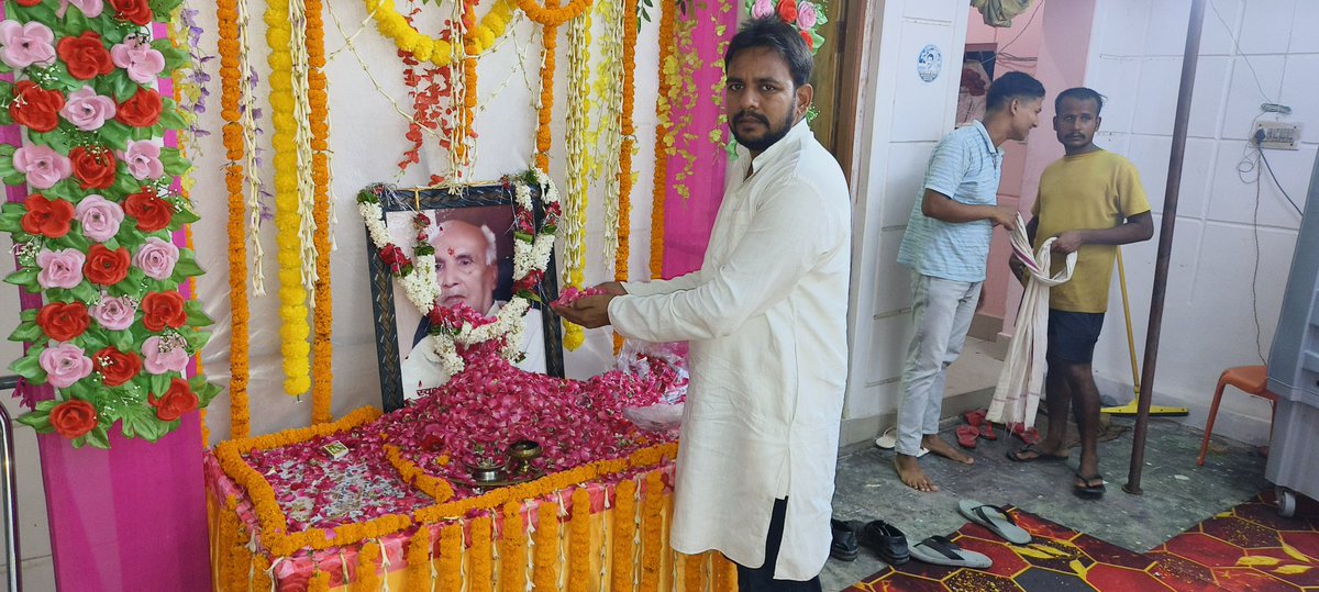 Amitkumarai2300's tweet photo. #आज बलिया सुरही में-
घोसी सांसद माननीय गुरुदेव श्री  @RajeevRai  जी के पिता जी स्व० राजनरायण जी की सातवीं पुण्य तिथि पर श्रद्धांजलि अर्पित किया ।।
विनम्र श्रद्धांजलि 🙏🙏
शत शत नमन🙏🙏🙏 https://t.co/PkGh3RG46E