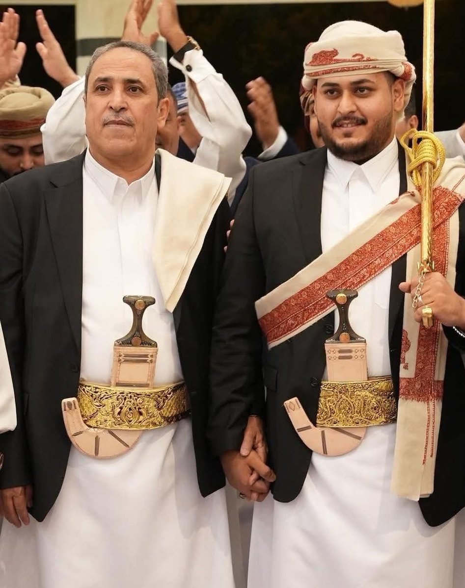 احتفل الأستاذ القدير عبدالرزاق الهجري القائم بإعمال الامين العام لحزب التجمع اليمني للاصلاح يوم امس بزفاف نجله ياسر.

لم استطع الحضور رغم تاكيدي للاستاذ عبدالرزاق على حضوري بينما شارك النقيب عفاش طارق صالح ووفد من قيادات المكتب السياسي للمقاومة الوطنية.. 

زفاف جمهوري تحول لملتقى