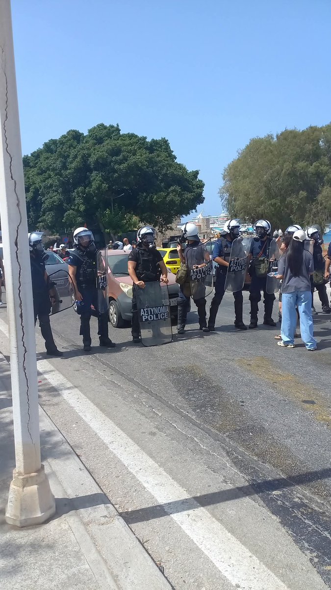 Στη #Ρόδος έγινε μεγάλη προσπάθεια από την ελληνική κυβέρνηση να μην επαναληφθεί το σκηνικό της Σύρου...
Φαίνεται να τα κατάφερε αλλά υποχρεώθηκε να καταφύγει στην καταστολή και έτσι εκτέθηκε και άλλο...
Πρέπει να πυκνώσουν οι δράσεις και να συνοδευτούν από απτές νίκες που μας