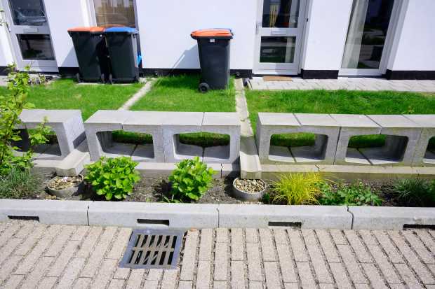 We krijgen steeds vaker te maken met hevige regenbuien en langere periodes van droogte. Bewoners kunnen hun tuin, buurt en de natuur helpen om hiermee om te gaan. gwwtotaal.nl/2025/07/28/gra…