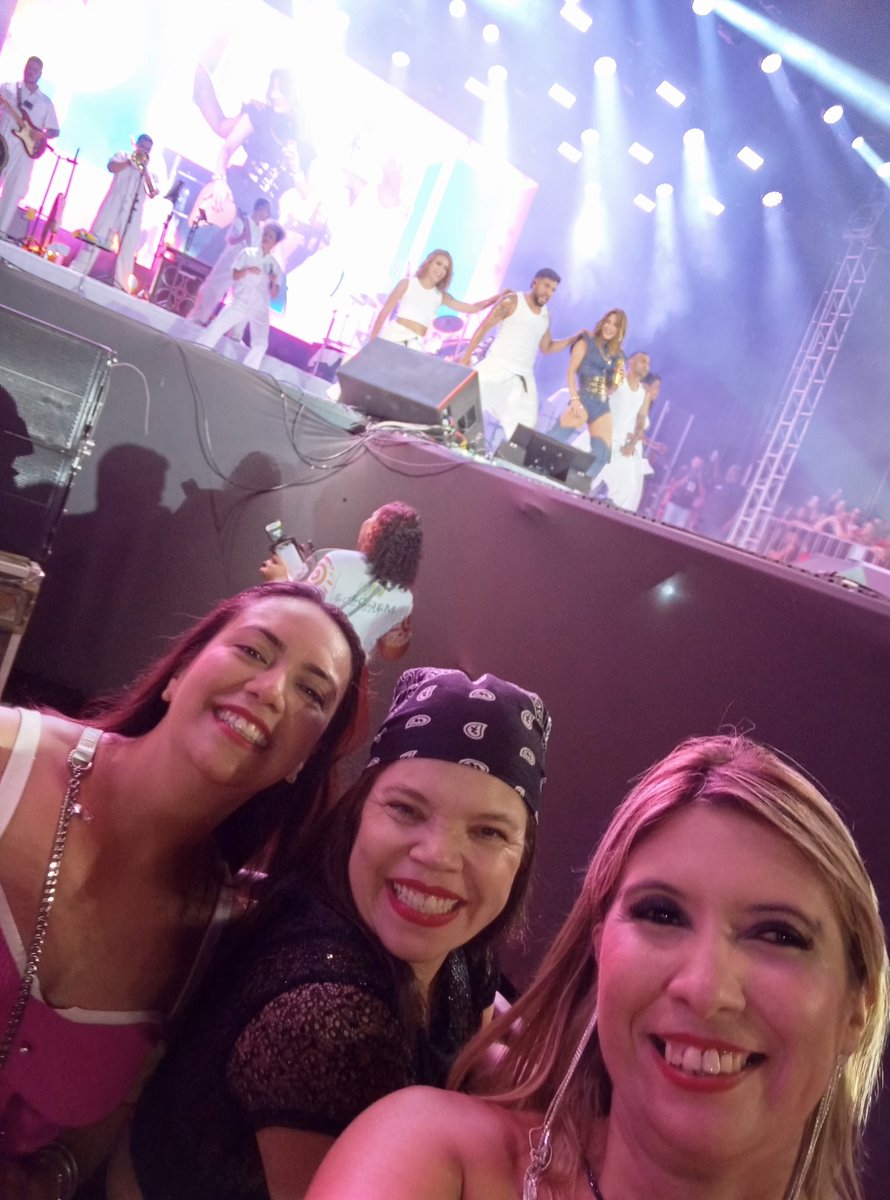 ROBYTRAVASSOS's tweet photo. @CentralDeFasCL @ClaudiaLeitte Foi surreal!
Ser fã da Claudinha é especial, ela exala amor! 
Percorremos 547 x 2 km para matar a saudade e foi incrível, um dos melhores que já fomos 😍 
Muito obrigada @ClaudiaLeitte você é maravilhosa! 
Não conseguimos camarim, mas conseguimos a grade ☺️
E sentimos muito ❤️ https://t.co/O3biCTCulz
