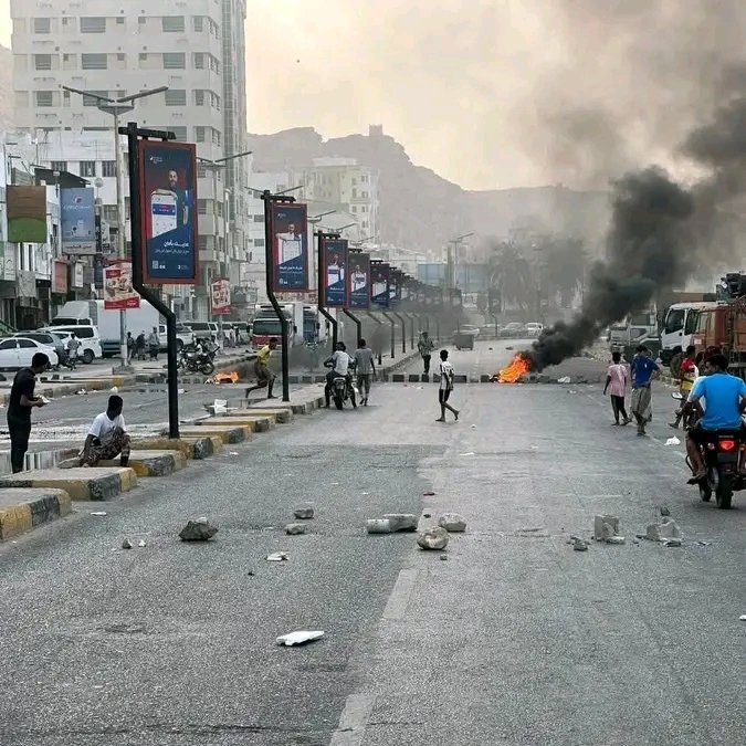 العليمي يمنع تخصيص جزء من الدعم السعودي لتوفير الخدمات ومنها وقود الكهرباء
ويوجه بصرف رواتب لمسؤولي المحافظات التي تحت سيطرة الحوثي ورواتب النازحين
العليمي الشريك من يحارب الجنوب وشعبه
العبث قادم اذا لم يفيق الشركاء هذه أرضنا تحررت بالدماء ويجب أن يكون القرار جنوبي وليس لهارب