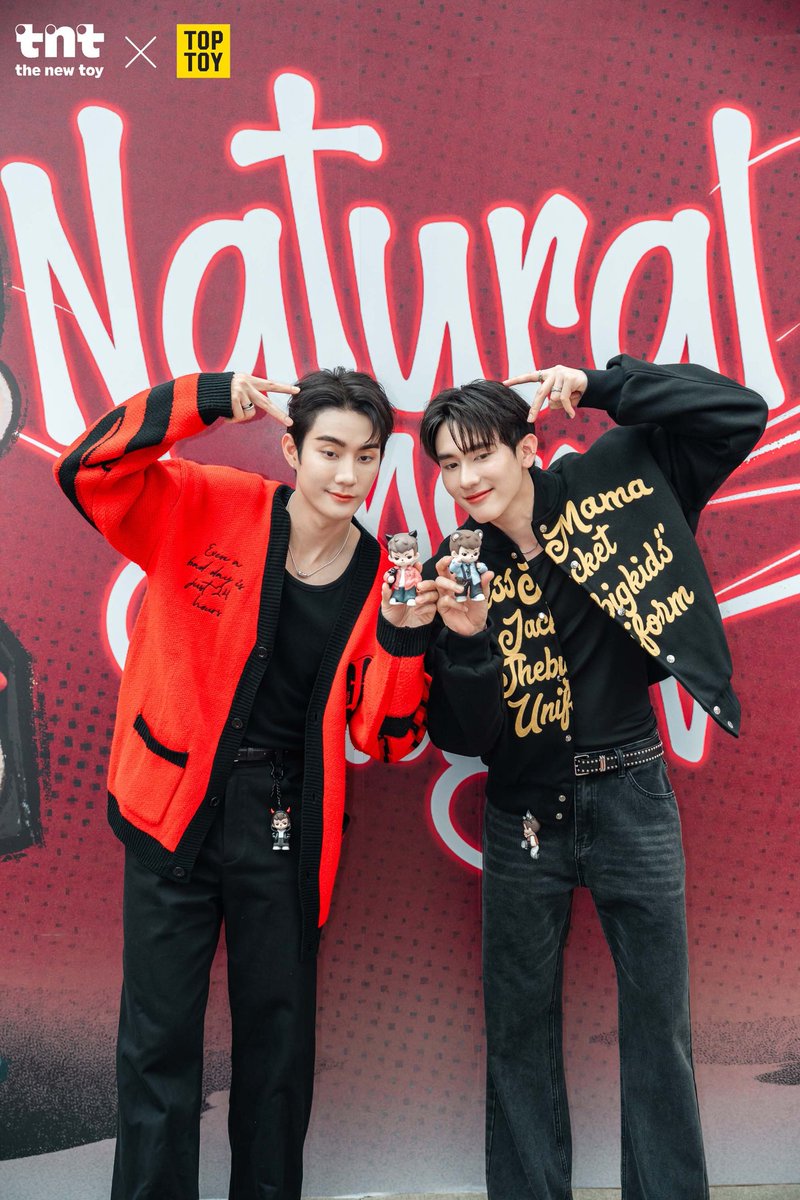 BrickinfoReport's tweet image. tnt แบรนด์อาร์ตทอยจีนเปิดตัว "Rayan" ในไทย พร้อม "ฟอส-บุ๊ค" สร้างปรากฏการณ์ "Born to Explore" ดึงดูด Gen Z
👉 brickinfotv.com/entertainment/…
#TNTXFORCEBOOK #fforce_ #kasibook #forcebook #ฟอสบุ๊ค #tntspacerayan #RayanType #TNTSPACE #TNTworld #Brickinfo