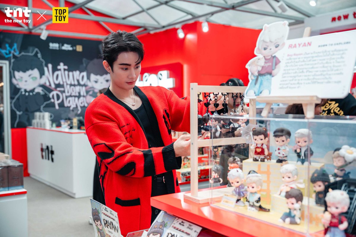 BrickinfoReport's tweet image. tnt แบรนด์อาร์ตทอยจีนเปิดตัว "Rayan" ในไทย พร้อม "ฟอส-บุ๊ค" สร้างปรากฏการณ์ "Born to Explore" ดึงดูด Gen Z
👉 brickinfotv.com/entertainment/…
#TNTXFORCEBOOK #fforce_ #kasibook #forcebook #ฟอสบุ๊ค #tntspacerayan #RayanType #TNTSPACE #TNTworld #Brickinfo