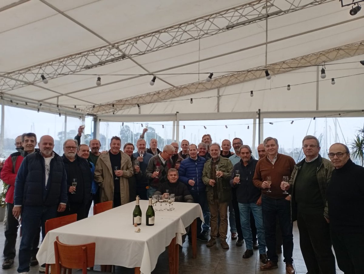 alxprince's tweet image. "We few... we band of brothers!"
(aunque faltan 3 meses para San Crispín!)
Almuerzo Camada 33 LMGSM.
50 años después.