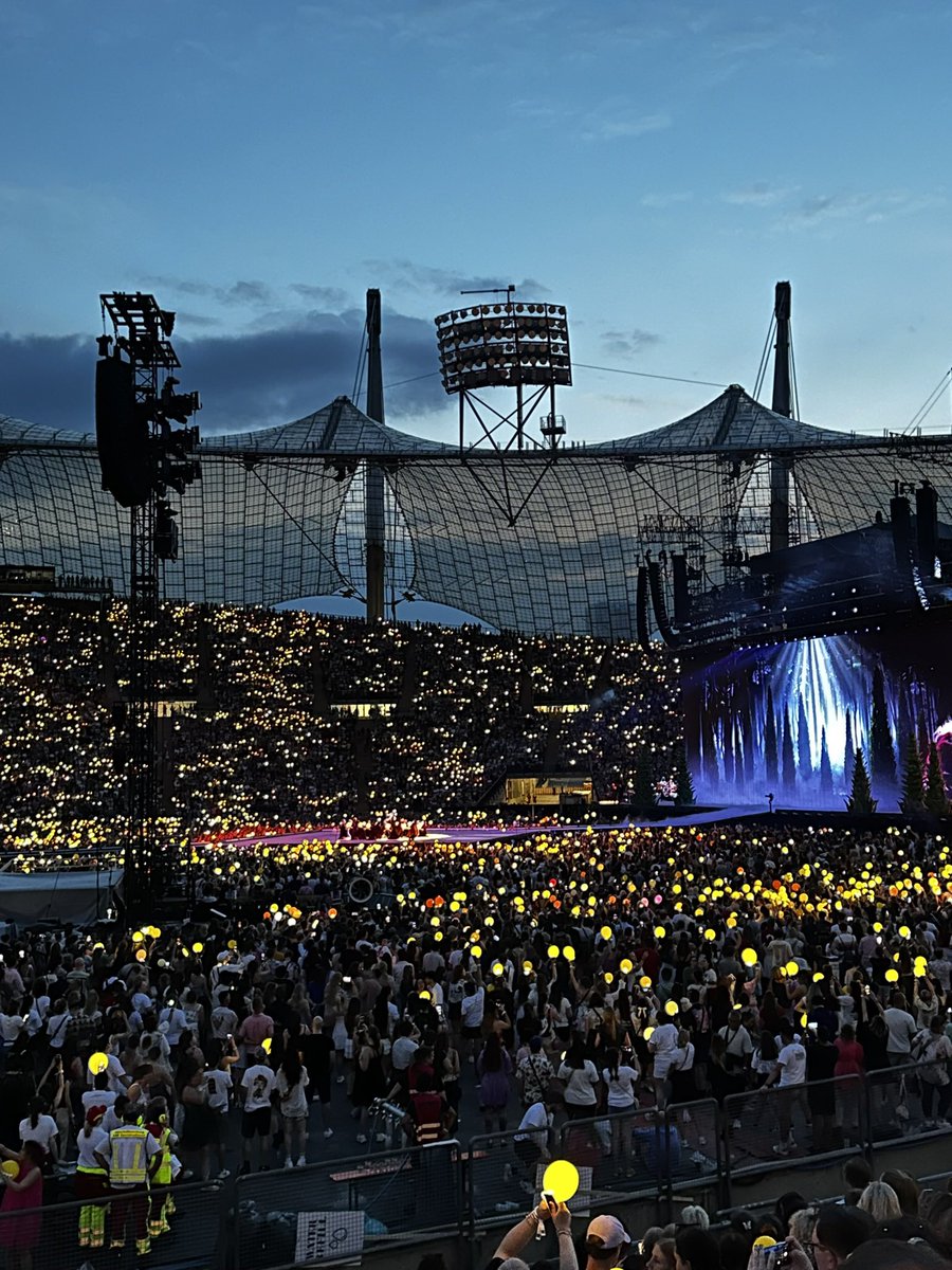 ele_309's tweet photo. Happy one year anniversary of the Eras Tour in Munich 🫶 #swiftiemountain #taylorswift #erastourmunich #picturesbyme https://t.co/F6FBYwjpLE