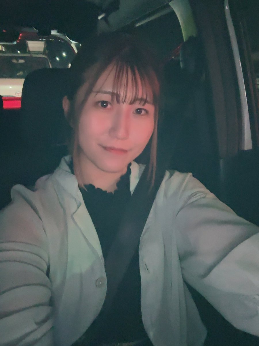 前の車のライトで顔赤い🚗³₃
ドライブ一緒にしてる風にハンドル握ってとってみたw
みんなおやすみや〜！
明日予定表出します！！