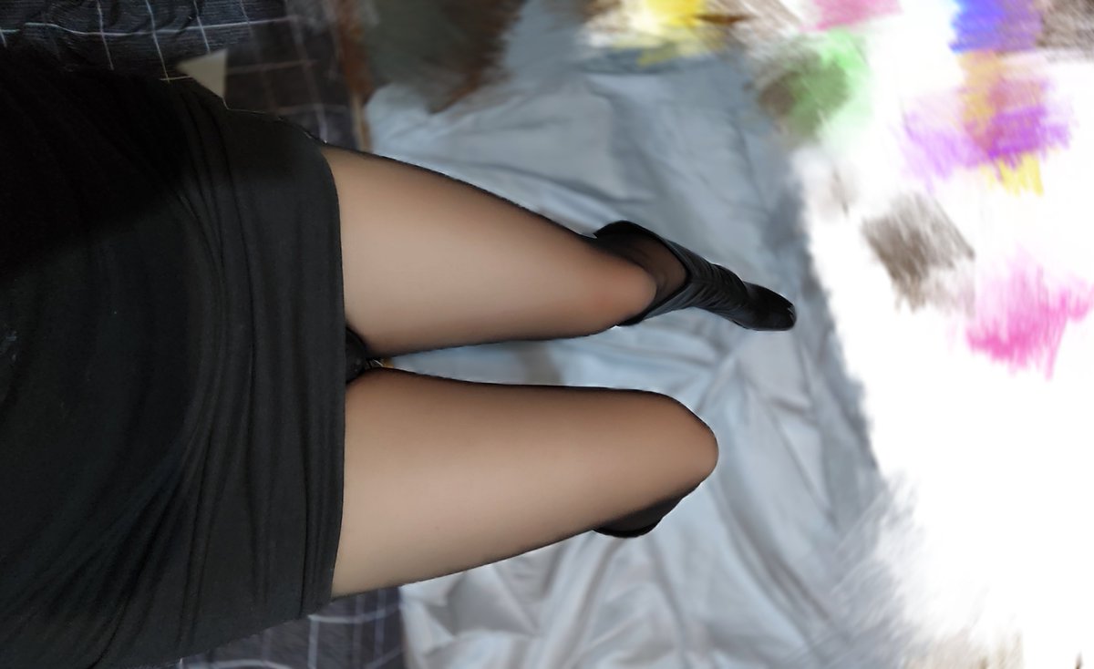 穿靴子捂了一天的脚好像有点臭臭的，谁要闻一下呀😛

#偽娘日常 #男娘cd #伪娘
