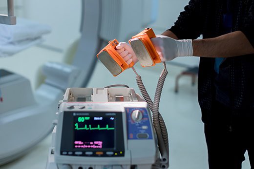 RNalsarah's tweet photo. اليوم استخدمت cardioversion لحالة وعطيته shock وبعد ماخلصت  من البيشنت طريتم في بالي !!
قلت هيييء ماقد شرحته حبايبي لاززززم أشرح لهم 
وضروري تركزوون مهم للجميع 
👇🏼👇🏼👇🏼👇🏼👇🏼 https://t.co/vBotf6bkiC
