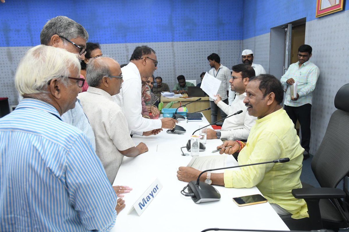 📌 జీవీఎంసీలో ప్రజా సమస్యల పరిష్కార వేదిక (PGRS) కార్యక్రమం

రాష్ట్ర ప్రభుత్వం ప్రతిష్టాత్మకంగా అమలు చేస్తున్న “ప్రజా సమస్యల పరిష్కార వేదిక” (PGRS) కార్యక్రమంలో మహా విశాఖపట్నం నగరపాలక సంస్థ (GVMC) పరిధిలో అన్ని విభాగాల కలిపి మొత్తం 174 వినతులు అందాయని నగర మేయర్ శ్రీ పీలా