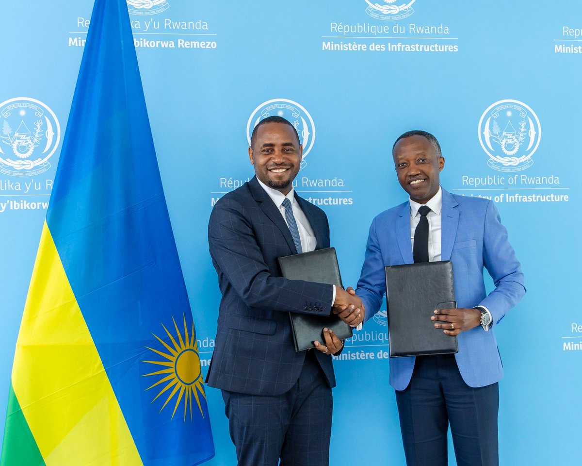 ktpressrwanda's tweet image. UPDATE : Amb. Jean de Dieu Uwihanganye (left) reassumes office as the newly appointed Minister of State for Infrastructure, replacing his predecessor Olivier Kabera. Uwihanganye returns to the post he served from August 2017 to July 2019 before being appointed High Commissioner…