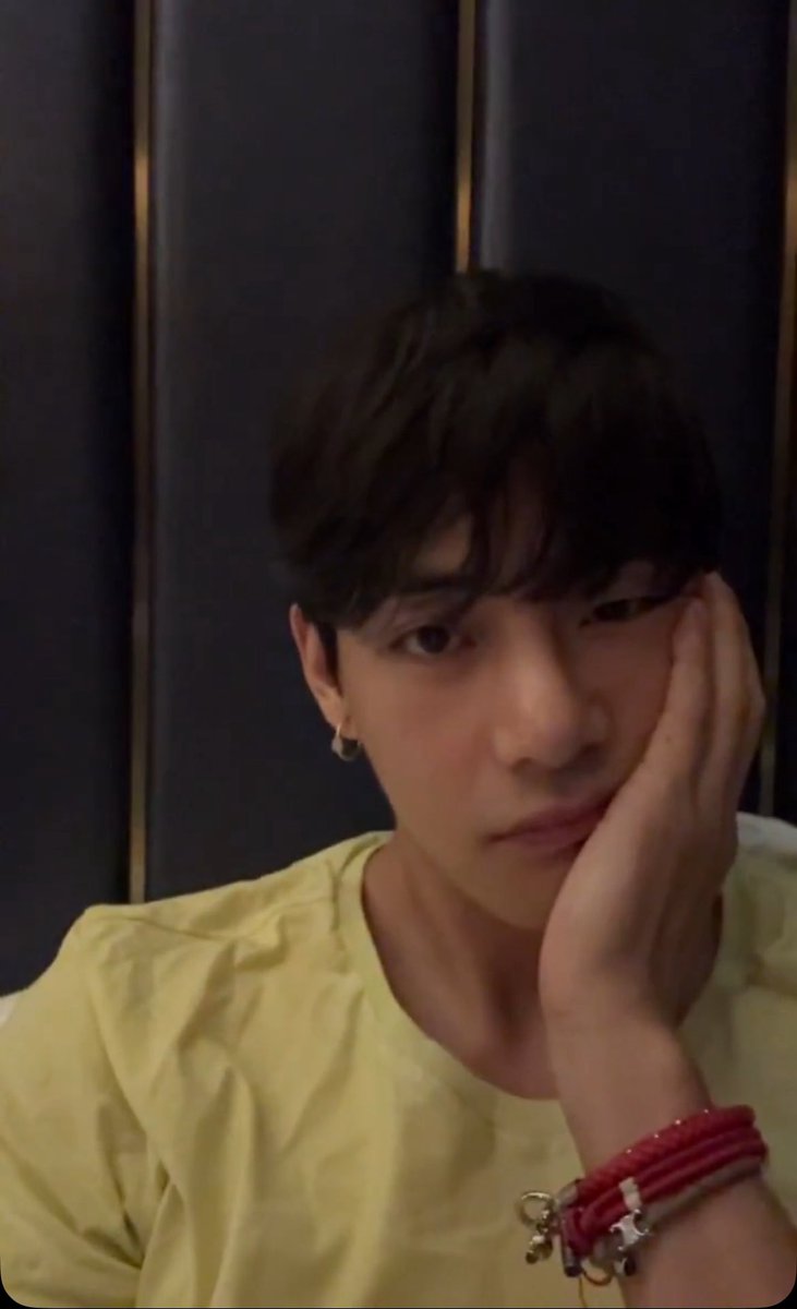 skizopunk's tweet photo. #taehyung is live 🎀 https://t.co/eW1pVR7RvV