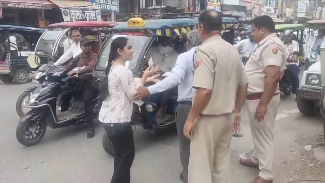 CET का Exam देने पहुंची इस लड़की का सेंटर दूर था 
पास खडे वृद्ध व्यक्ति के पास आकर बोली अंकल सेंटर दूर है | तुरन्त अंकल रिक्शा को बुलाते है | 

बेटी कहती है मेरे पास पैसे नहीं है | पास खड़ा पुलिस कर्मी पैसे देने की कोसिस करता है पर भावुक वृद्ध इंसान बोला मेरी बेटी है मै दूंगा