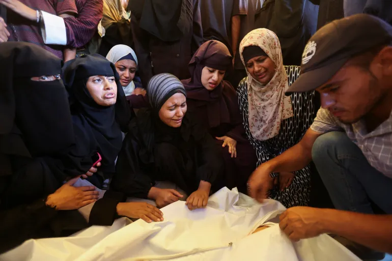 PalestineDays's tweet image. #Photos: Palestinians mourn loved ones killed in Israeli attacks in Khan Younis