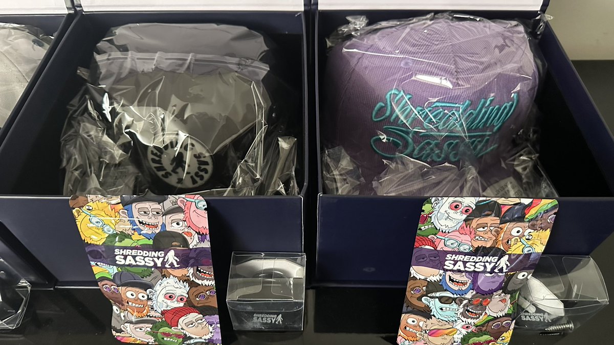 I wasn‘t wearing hats in my life cause I didn’t like the feeling.

When I got my <a href="/ShreddingSassy/">Shredding Sassy</a> hats this changed fast I pretty much wear both of those on a daily basis. Black one for normal pink one for yard work. 

No itching no heavy feeling - feels like not wearing a hat 🫡