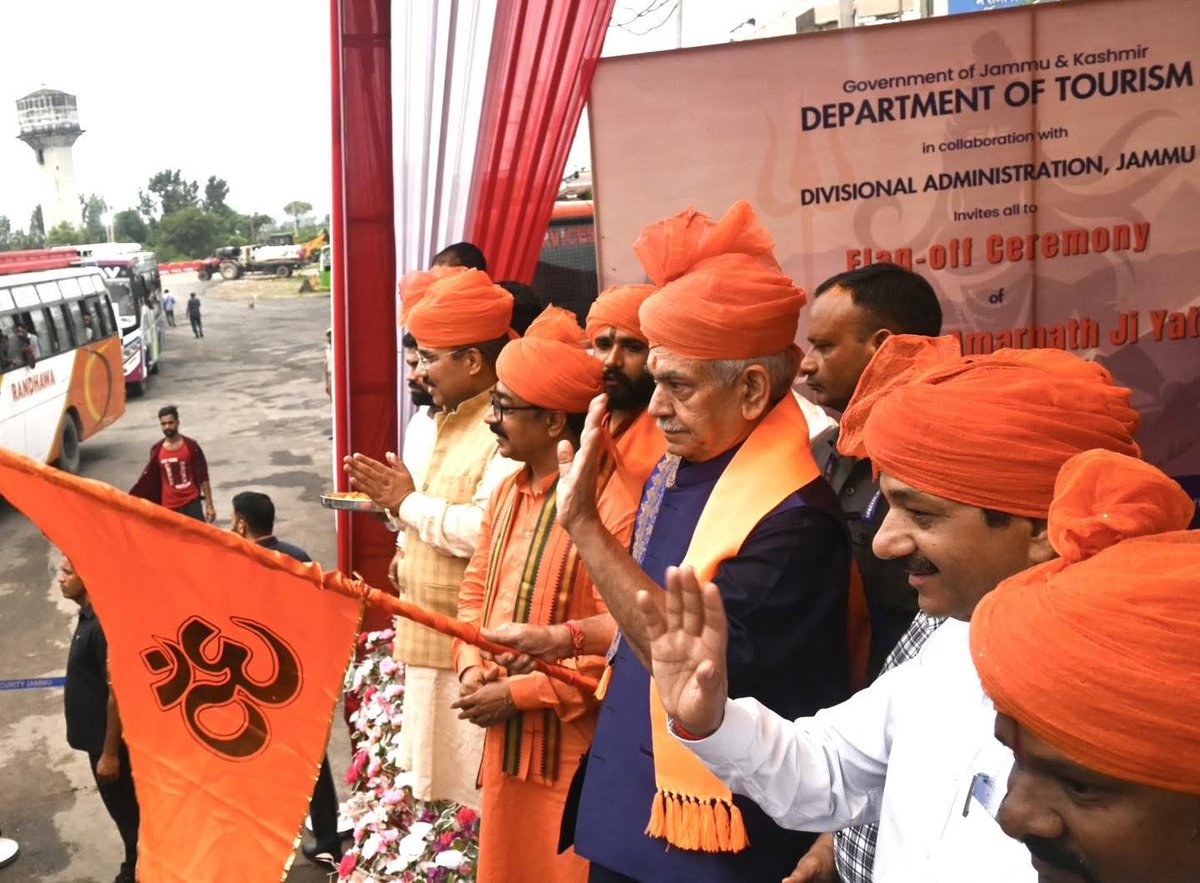 harisharnam27's tweet image. Governor Sinha let the first batch of Amarnath Yatris.
 हर हर महादेव 🙏🏼