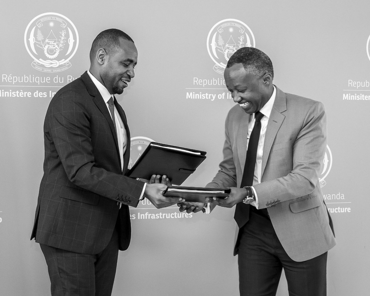 ktpressrwanda's tweet image. UPDATE : Amb. Jean de Dieu Uwihanganye (left) reassumes office as the newly appointed Minister of State for Infrastructure, replacing his predecessor Olivier Kabera. Uwihanganye returns to the post he served from August 2017 to July 2019 before being appointed High Commissioner…