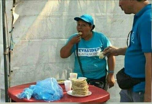 Vuestra MAJEstad disfrutando sus lujos, viajando en ✈ privado pagado con 💰 del pueblo / Los súbditos de esa MAJEstad.
