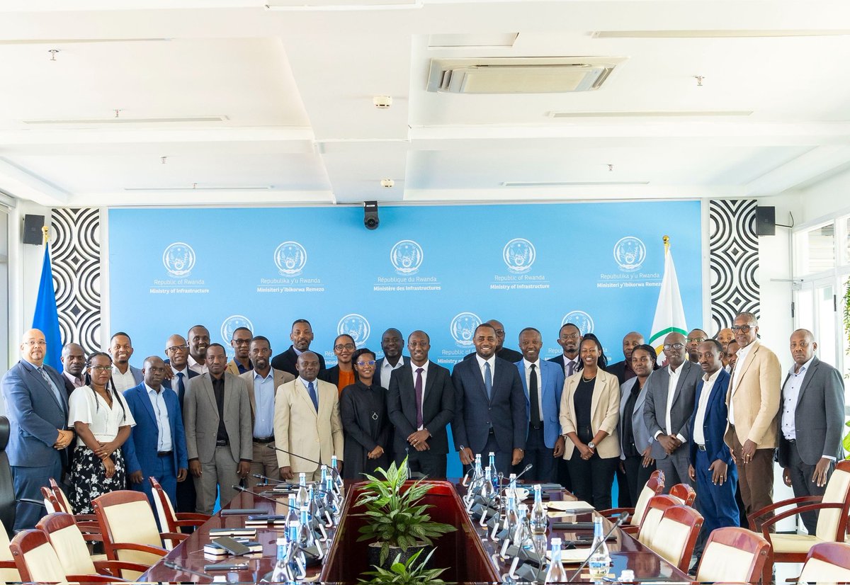 ktpressrwanda's tweet image. UPDATE : Amb. Jean de Dieu Uwihanganye (left) reassumes office as the newly appointed Minister of State for Infrastructure, replacing his predecessor Olivier Kabera. Uwihanganye returns to the post he served from August 2017 to July 2019 before being appointed High Commissioner…