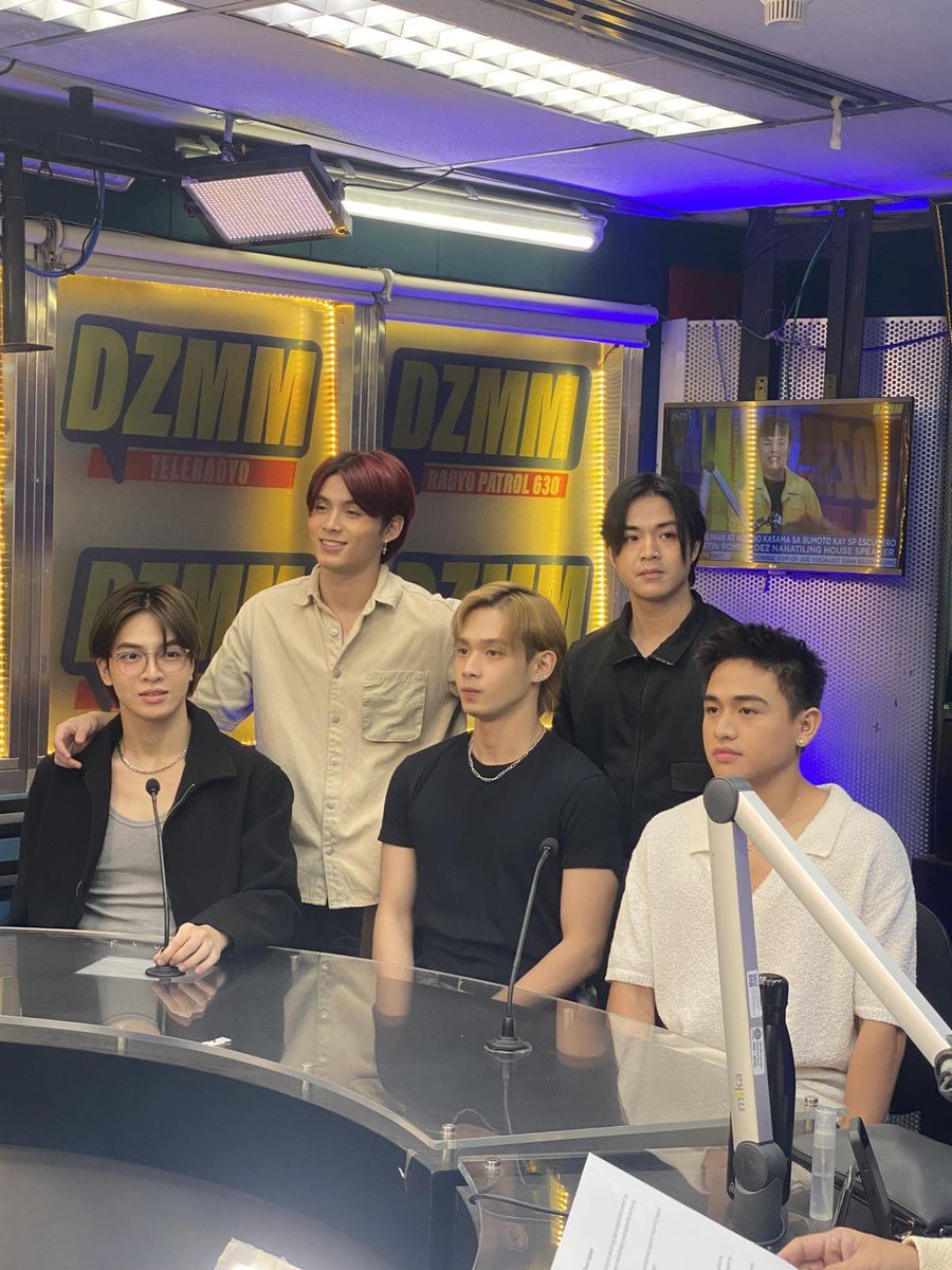 vxonofficial's tweet image. THANK YOU, DZMM! 💖✨
VIXIES, napanood niyo ba kami kanina? Grabe, sobrang saya ng chikahan namin sa DZMM! 🥹💬
Thank you for all the love—lagi niyo kaming pinaparamdam! 💕 Keep streaming ‘Dapat Lang Ako Lang’ habang nag-aayos, nagcocommute, o kahit pa-good vibes lang kayo!…